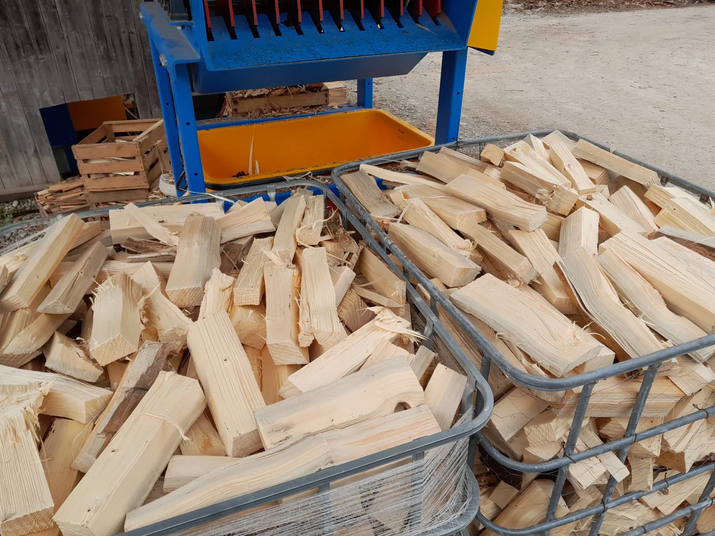 Ofenfertige Fichtenscheite in belüfteten Lagerboxen