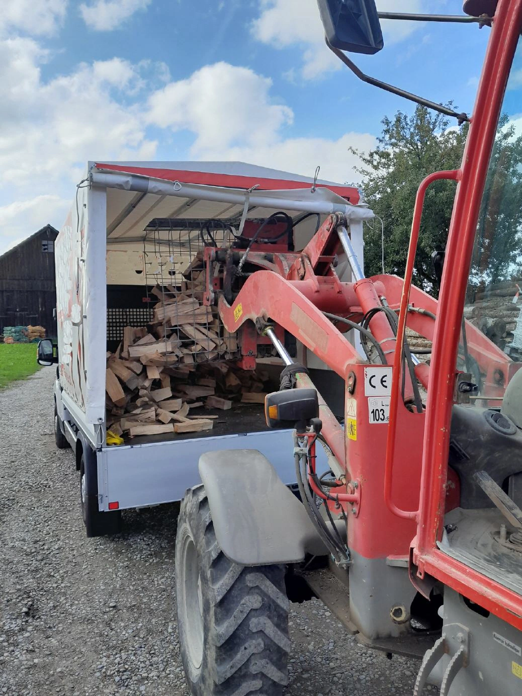 Brennholz wird mit dem Radlader verladen