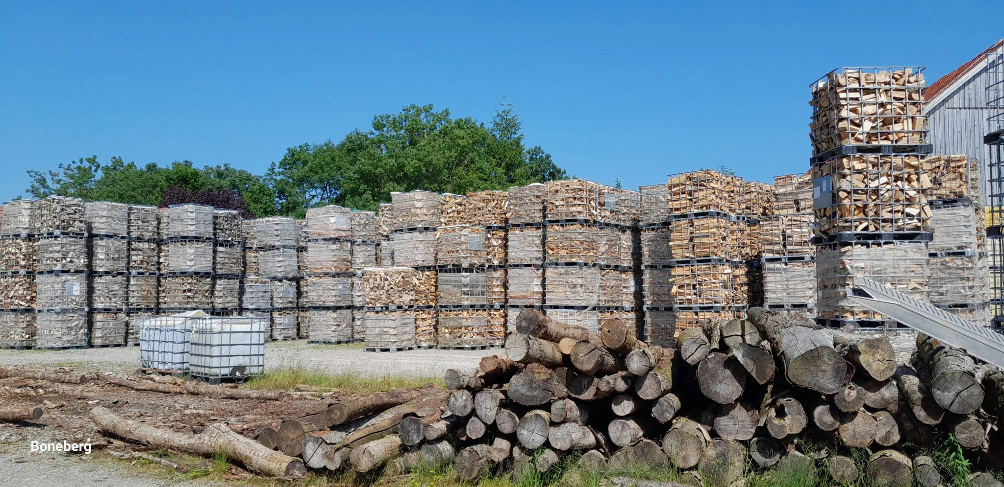 Holzlager von Brennholz Boneberg in Muthmannshofen